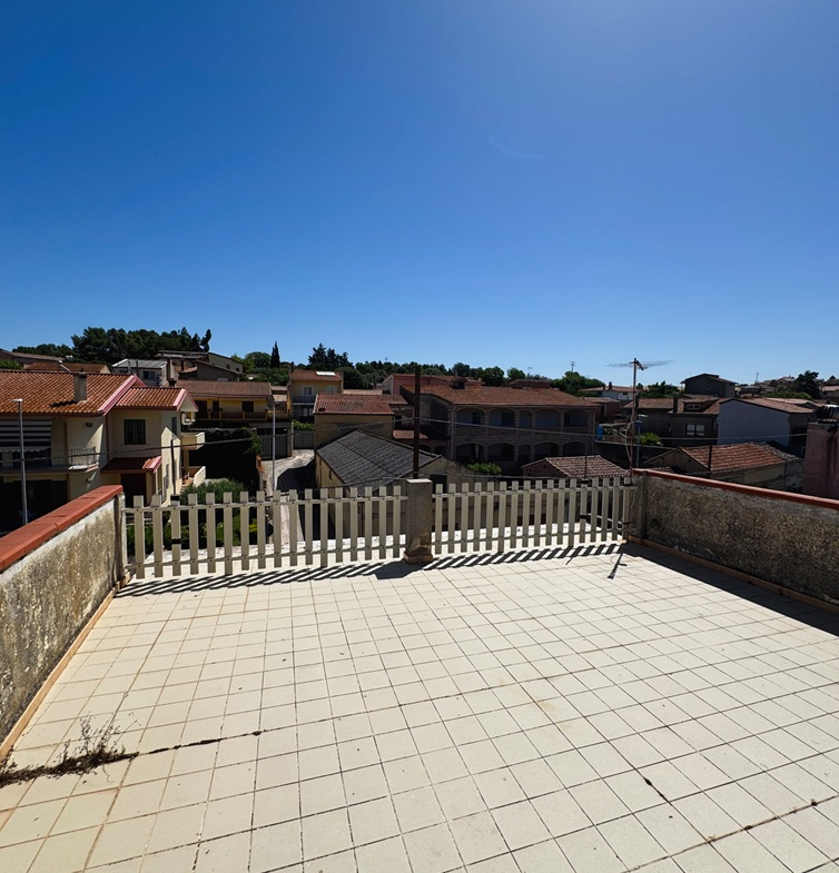 Stabile Indipendente su 3 Livelli con Cortile e Terrazzo – Samassi (Piazza Costituzione)