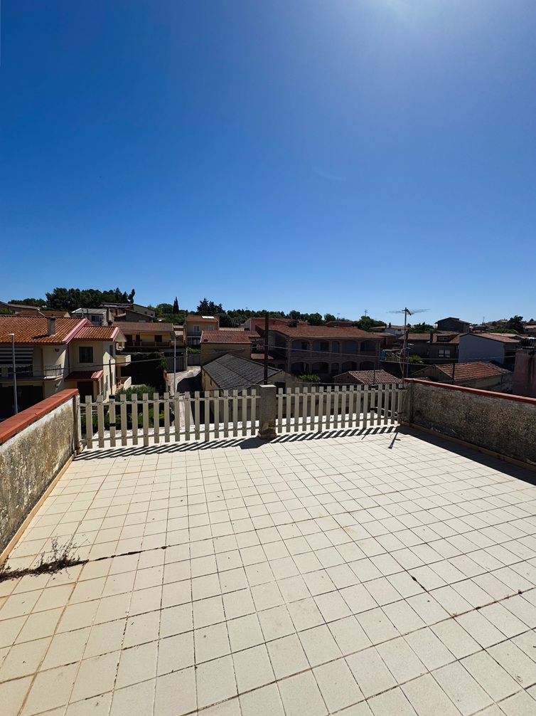 29 Stabile Indipendente su 3 Livelli con Cortile e Terrazzo – Samassi (Piazza Costituzione)