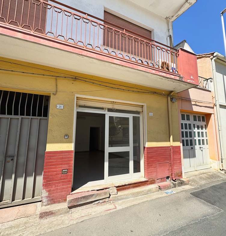 Stabile Indipendente su 3 Livelli con Cortile e Terrazzo – Samassi (Piazza Costituzione)