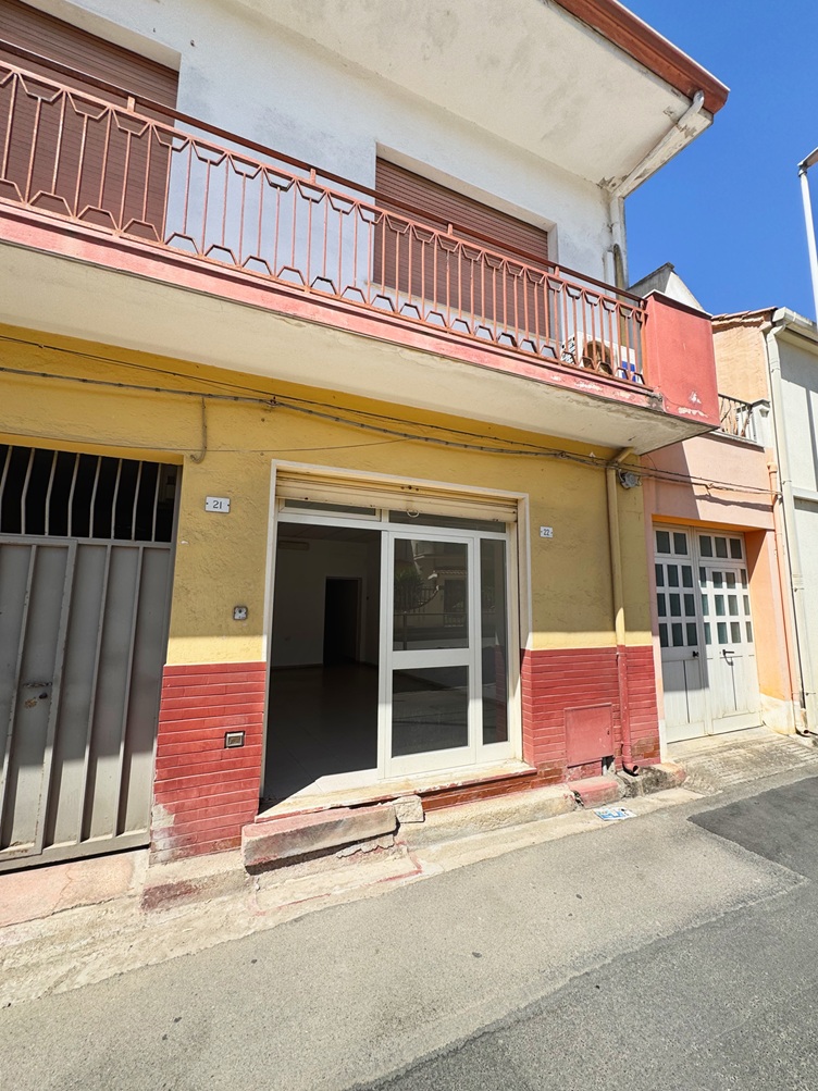 30 Stabile Indipendente su 3 Livelli con Cortile e Terrazzo – Samassi (Piazza Costituzione)