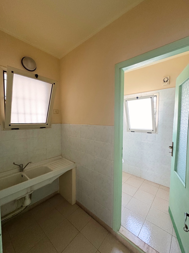 34 Stabile Indipendente su 3 Livelli con Cortile e Terrazzo – Samassi (Piazza Costituzione)