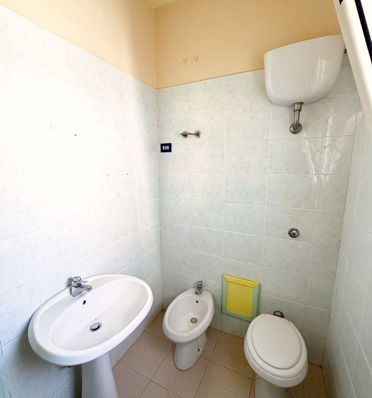 Stabile Indipendente su 3 Livelli con Cortile e Terrazzo – Samassi (Piazza Costituzione)