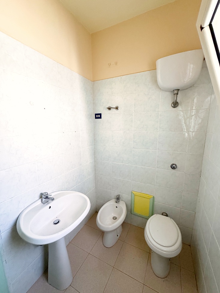 35 Stabile Indipendente su 3 Livelli con Cortile e Terrazzo – Samassi (Piazza Costituzione)