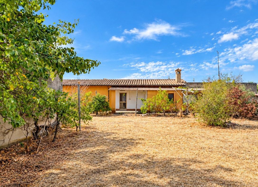 Vallermosa – Casa indipendente con ampio terreno di circa 1.600 mq