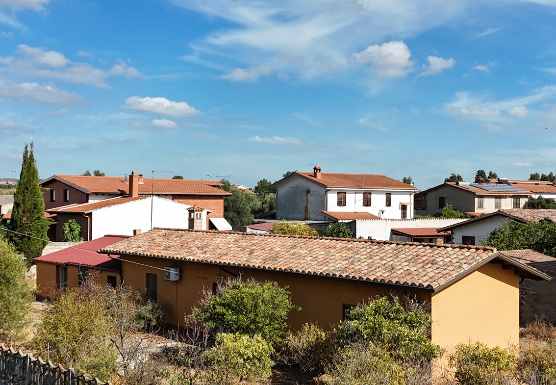 Vallermosa – Casa indipendente con ampio terreno di circa 1.600 mq